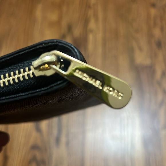 🚨Almost new Michael Kors Wallet - Picture 3 of 7